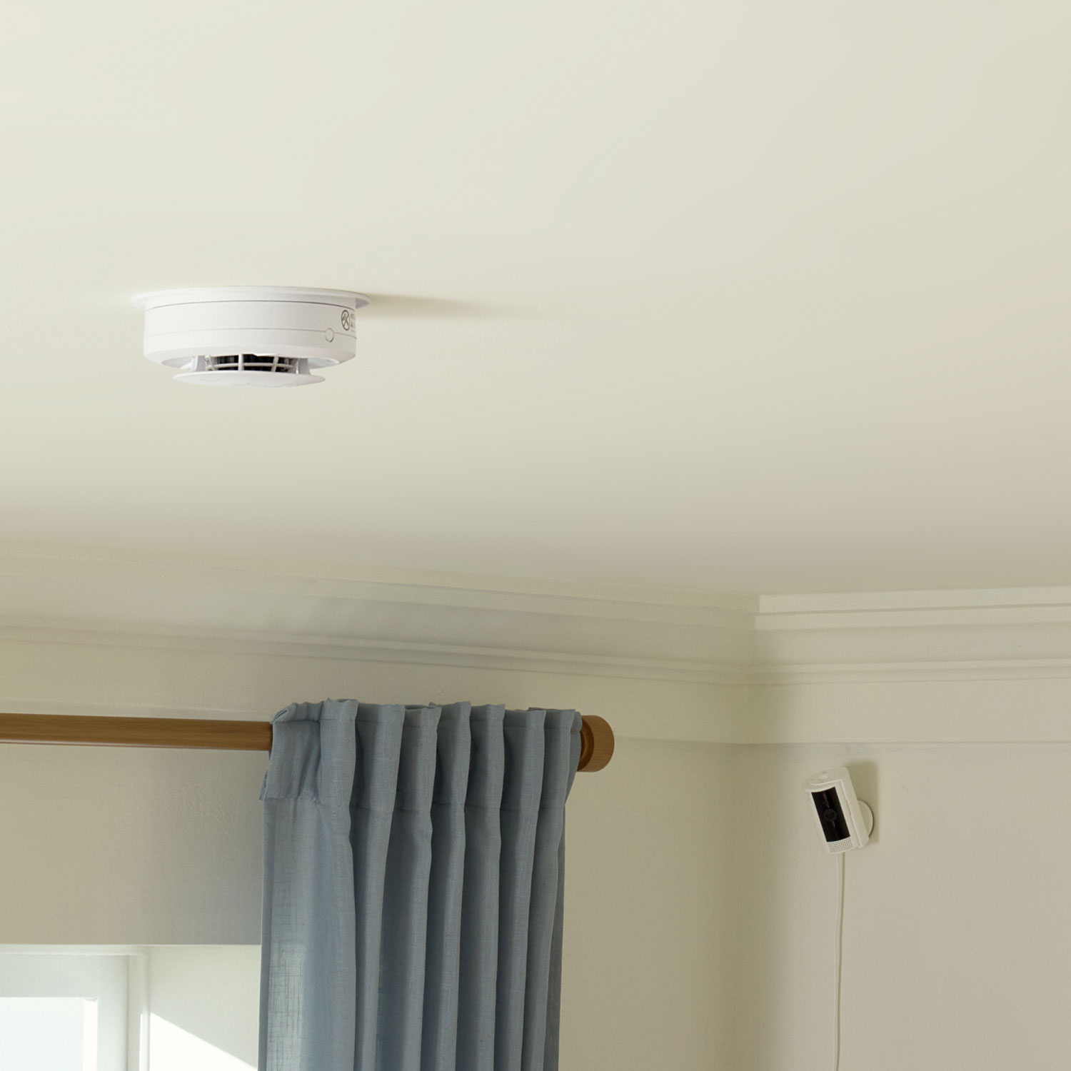 KIDDE Battery Smart Smoke Alarm  - KIDDE Smart Smoke Alarm in living room.